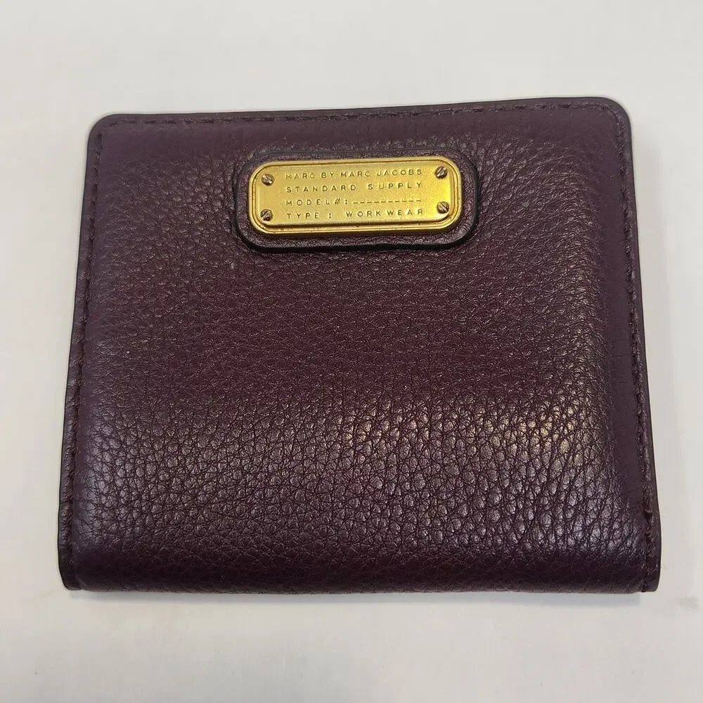Marc by Marc Jacobs Classic Q Bifold Wallet Single Snap Closure Maroon Leather - Picture 1 of 7